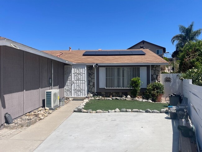 Building Photo - 2 rooms 1 bath house for rent in South San Diego