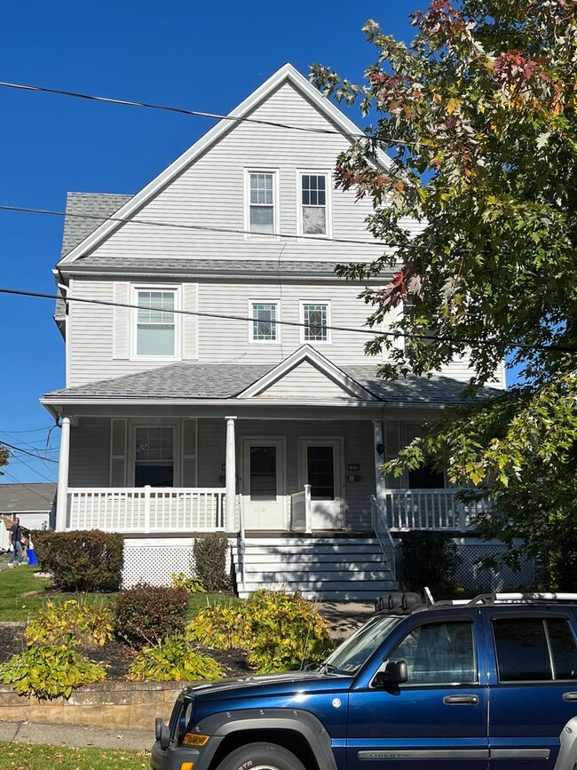 Building Photo - 1314-1316 Schlager St Unit 1314 Right