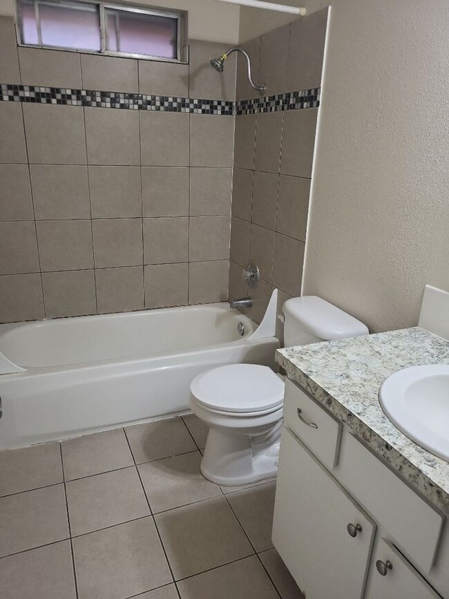 Photo - Detached Garage and fenced patio area-Pets Welcome! Unidad 2815 I