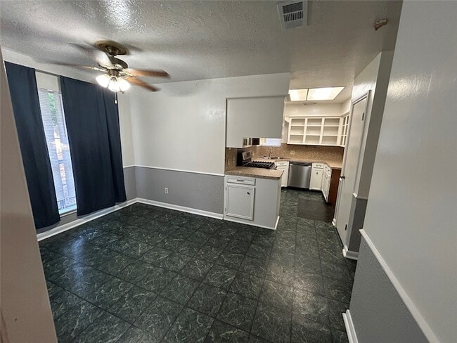 Photo - 132 Red Oak Ln