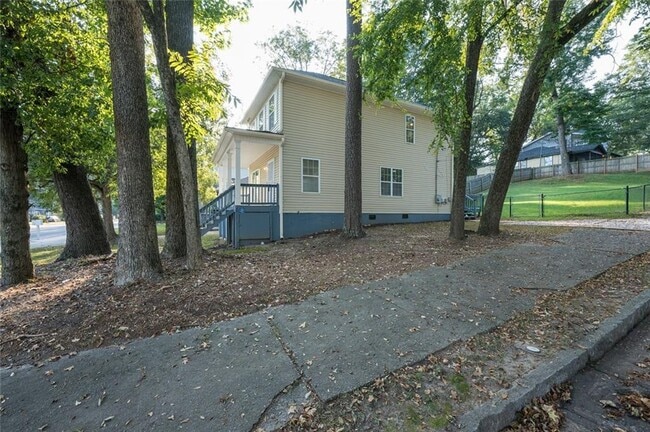 Photo - 1331 Memorial Dr SE