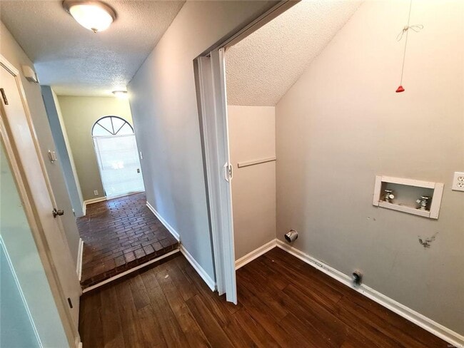 Building Photo - Charming 3-Bed, 2-Bath Townhouse in the He...