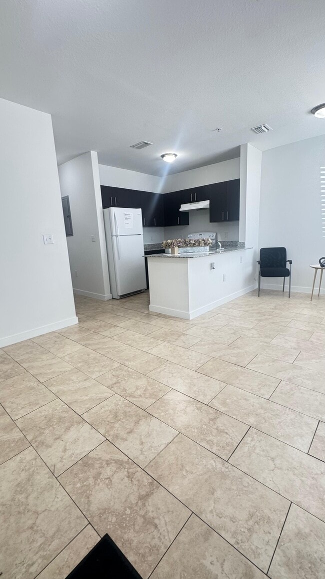 Building Photo - 420 W 77th St Unit B2