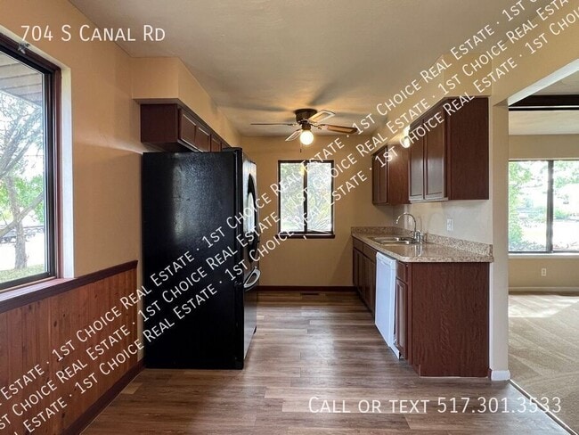 Photo - 704 S Canal Rd