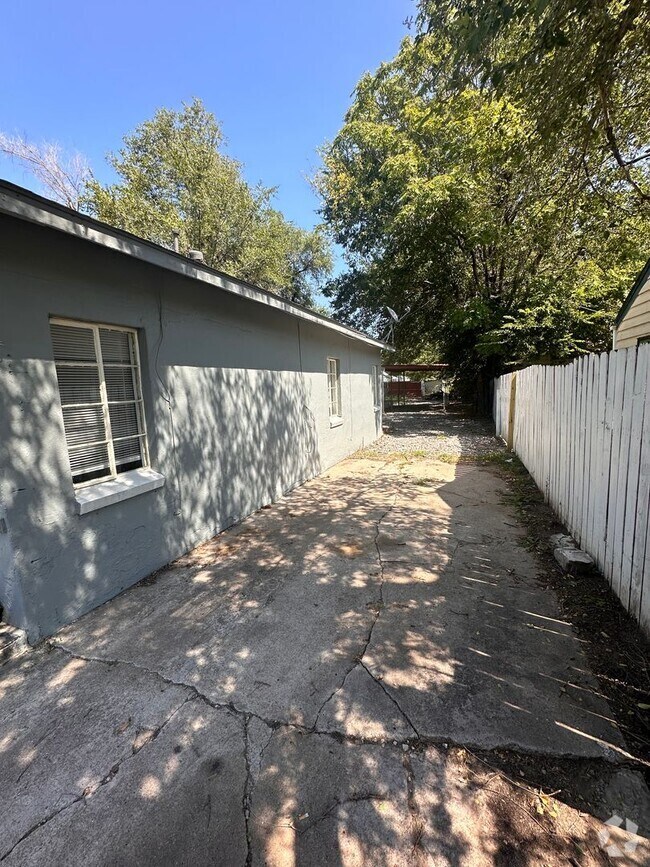 Building Photo - $895 - 3 bedroom/ 1.5 bathroom - Single Fa... Rental