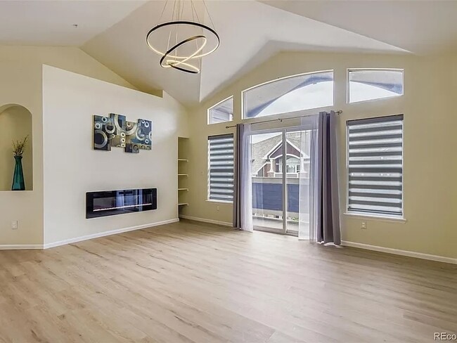 Sala de estar (Foto 1) - 14211 East 1st Drive Unidad 307