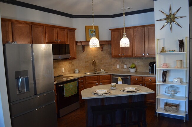 Building Photo - 445 W Blount Ave Unit 314 Rental