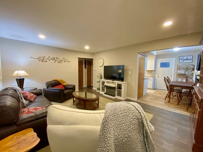 262 N Cherrywood Ave