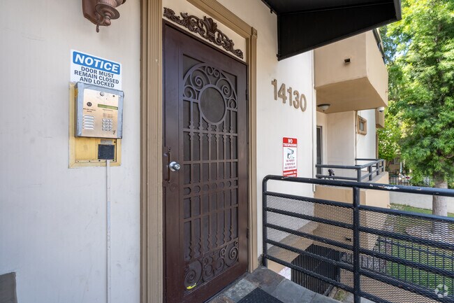 Entrada - Terrace Apartments