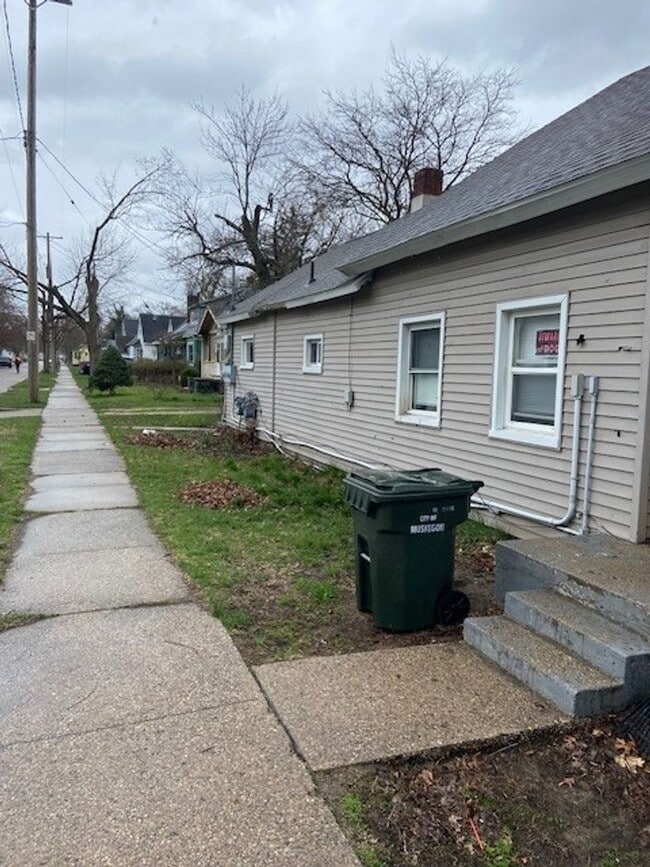 1 Bed 1 Bath Duplex 1515 Pine St Muskegon Townhome Townhome Rental in Muskegon MI
