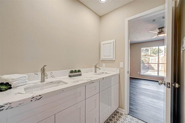 Photo - 13002 Kingsmill Dr