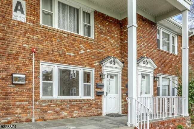 Building Photo - 579 Lakeside Ave Unit 202 Rental