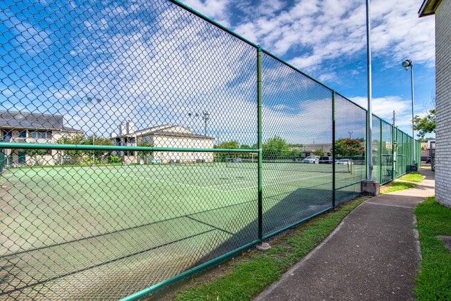 Building Photo - 3919 Fairmont Pkwy Unit 177