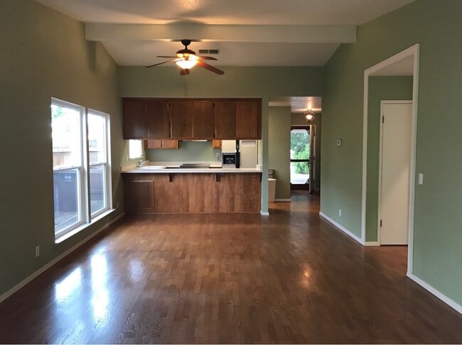 Building Photo - 3 Bedroom 1.25 bath Davis duplex in West D... Rental