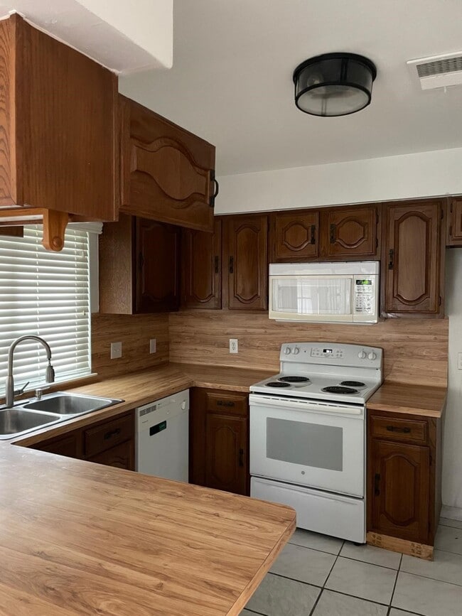 Building Photo - 22814 Elsinore Dr Rental