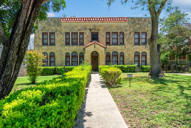 Building Photo - Huisache Unit 4