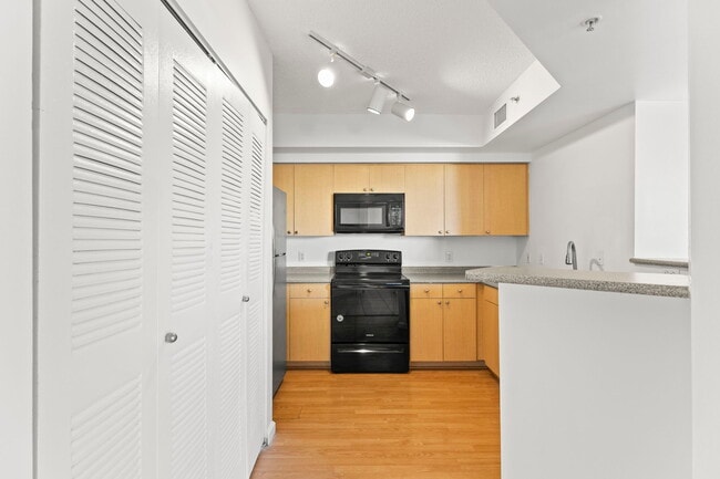 Photo - 1919 Van Buren St Unit 418