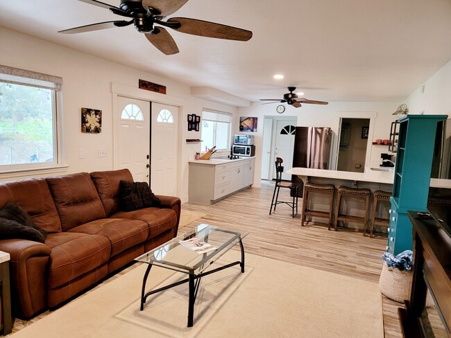 Spacious living area - 10301 Wolf Dr House