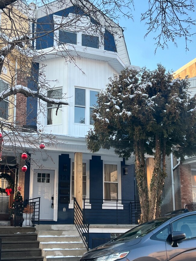 Photo - 121 W Sharpnack St