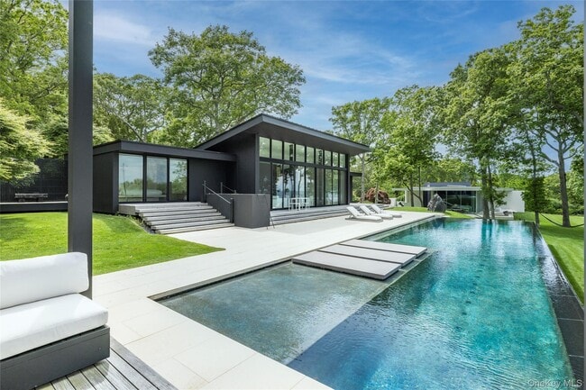 20-22 Hedges Banks Dr
