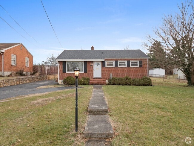 Building Photo - 4 Bedroom/ 2 Bath Home for Rent in NW Roanoke