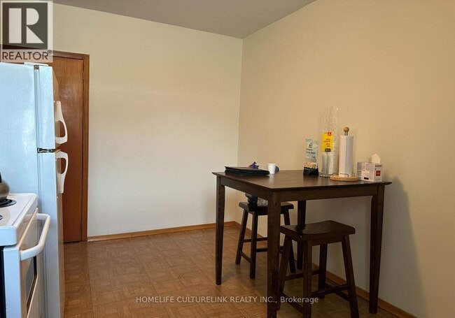 Photo - 784 Adelaide St W