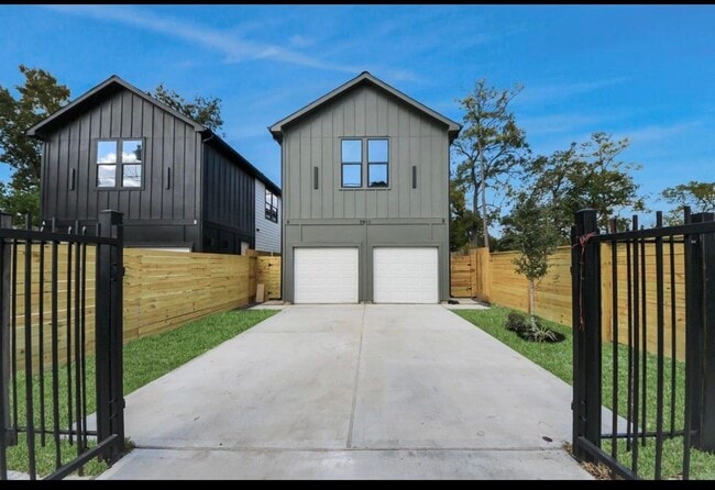 Building Photo - 7911 Lynette St