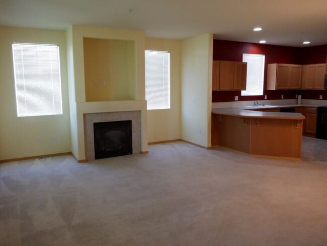 Photo - 2010 Garry Oaks Ave Unit B