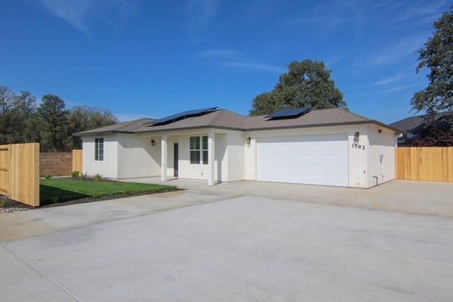 Building Photo - 1392 Bonhurst Dr