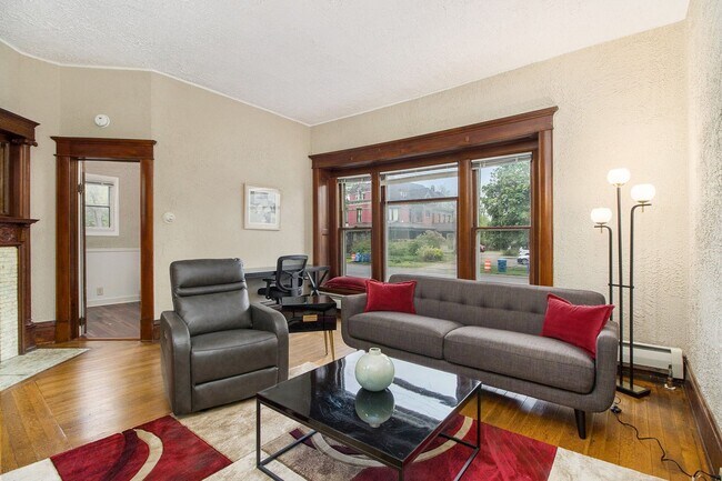 Building Photo - Beautifully Remodeled Furnished One Bedroo... Unit 2 Rental