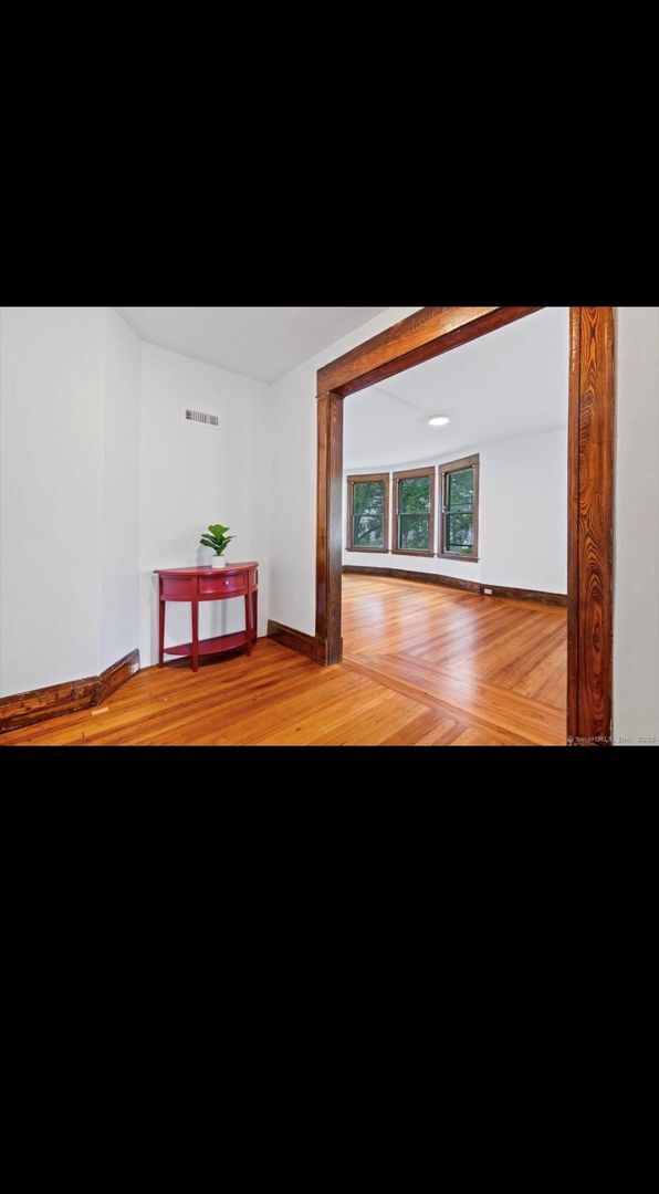 Photo - OVERSIZED FIRST FLOOR 3 BEDROOM APARTMENT WITH WASHER/DRYER Unidad 1st Floor