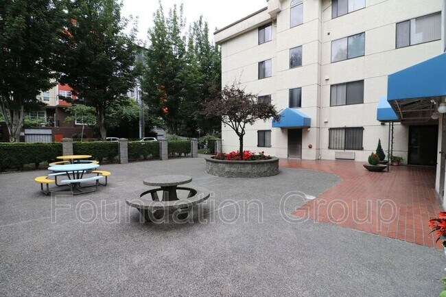 Building Photo - 400 10th Ave