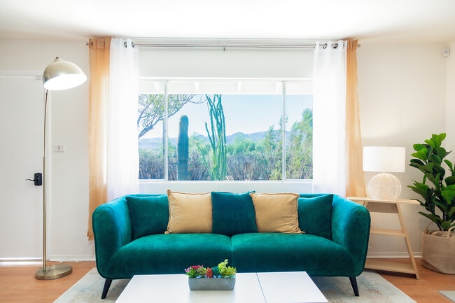 Building Photo - 61740 Oleander Dr Rental