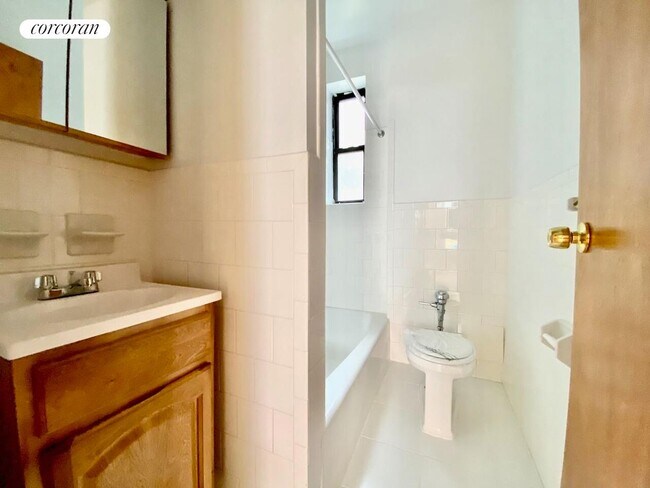 Photo - 585 Isham St