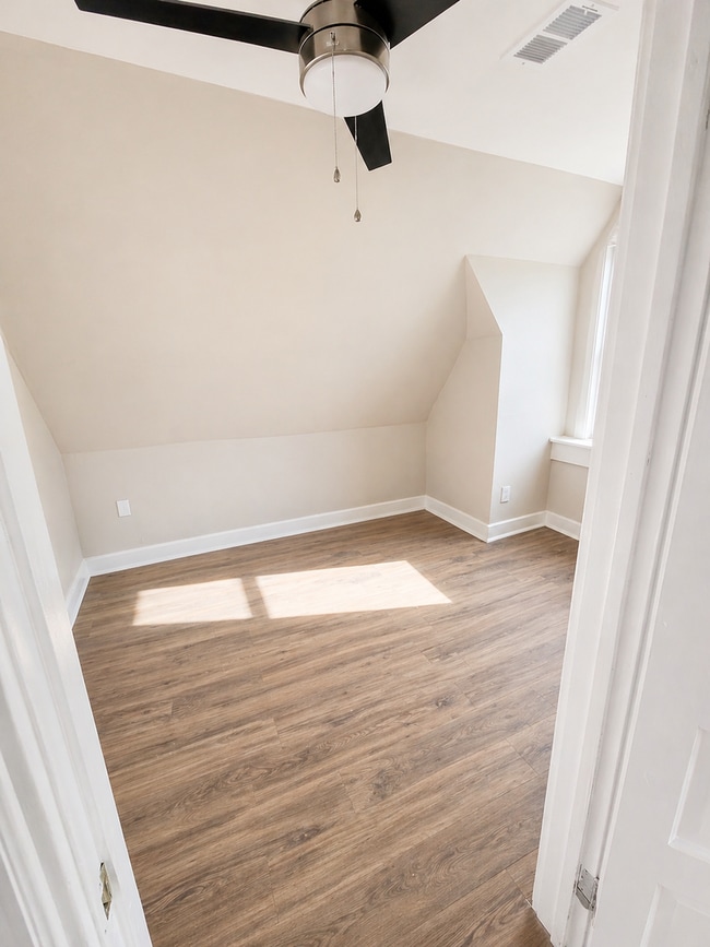 Photo - *** Amazing Shadyside Location * Renovated Apartment * Walk to Ellsworth and Walnut * Pet Friendl... Unit 3RD FL
