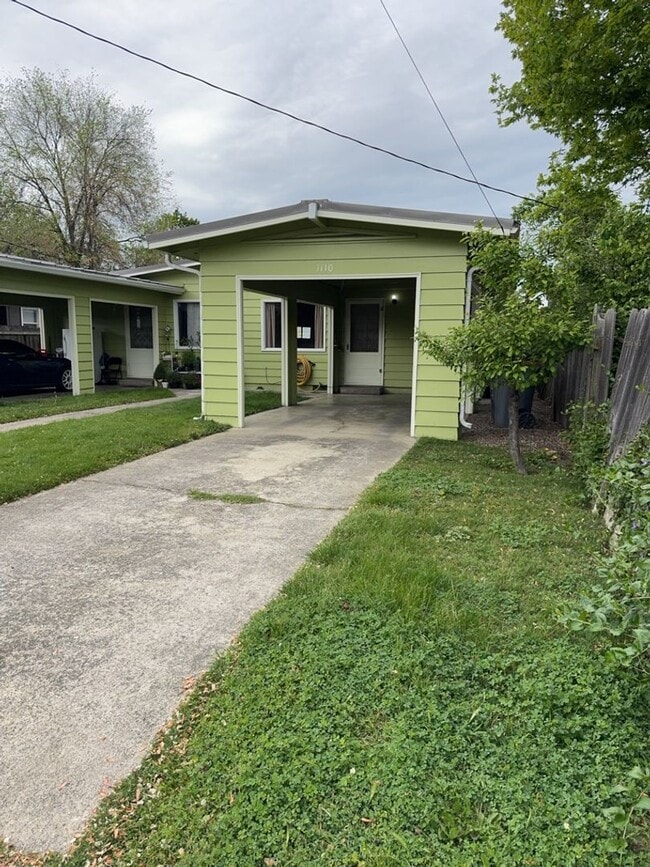 Building Photo - 1110-1112 W 8th St Unit 1110 W 8th St