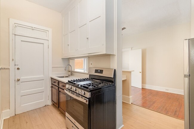 Building Photo - 32 W High St Unit 32 W High St Apt 301