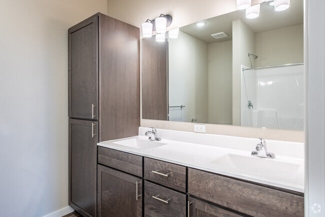 2BR, 2BA - 1069SF