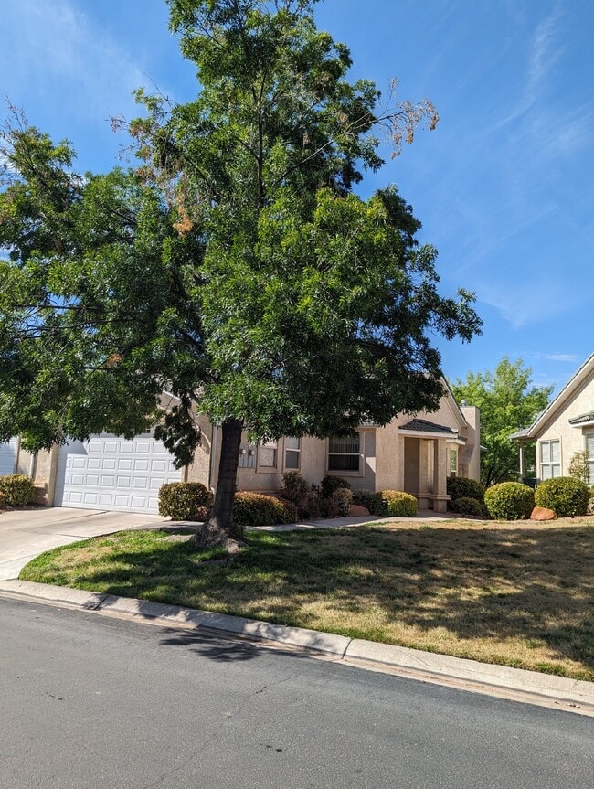 Building Photo - Furnished Quaint, Quiet Location, Centrally Located, 2 Bed 2.5 Bath
