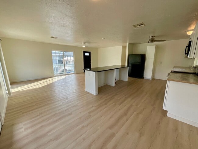 Building Photo - 3 bed 1 bath, Newly renovated, Ample Storage