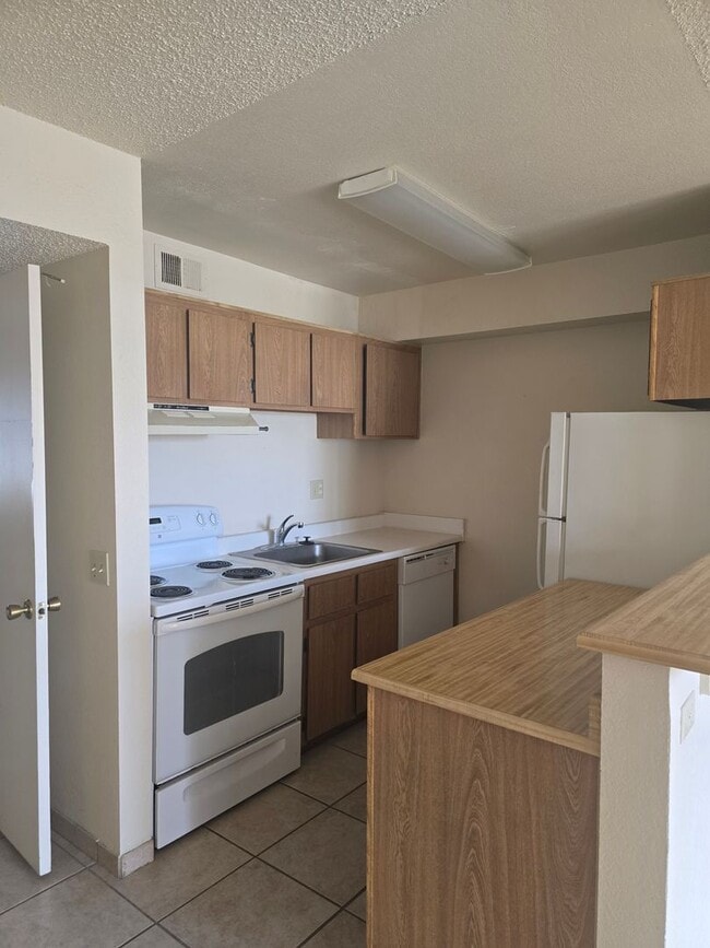 Photo - 3525 E 3rd St Unidad 106