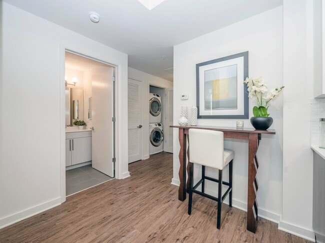 Apartments with Washer/Dryer in River North - Chateau on Wells Rental