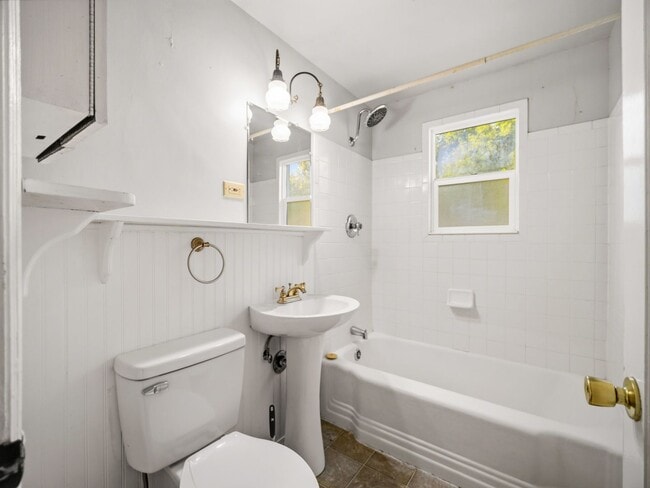 Photo - 2716 W Everett Ave