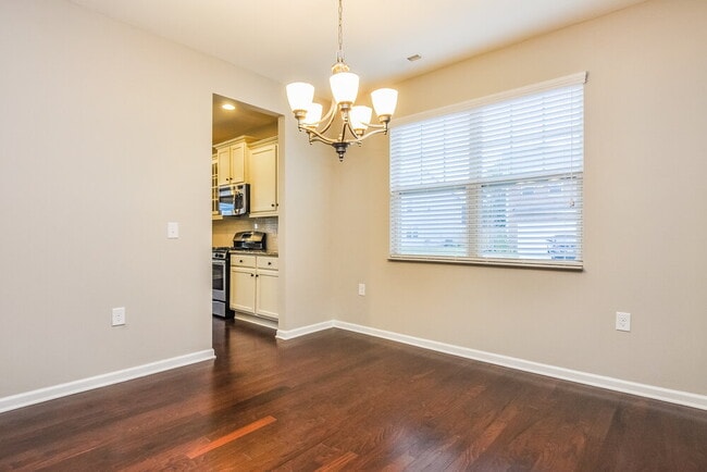 Photo - 600 Lavenham Ln