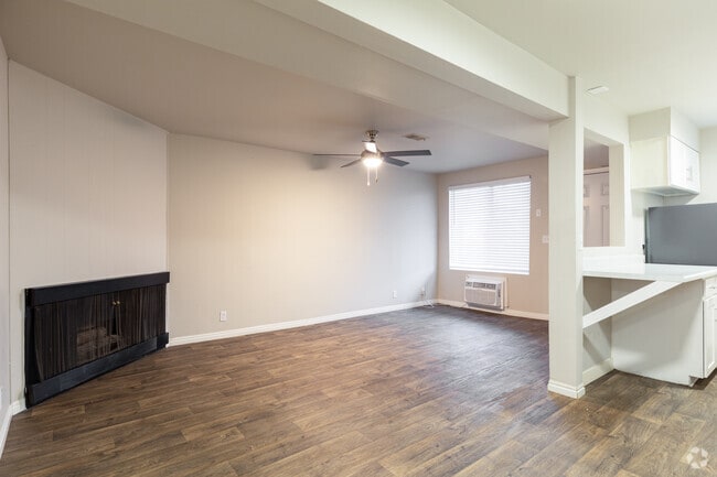 1BR, 1BA 700SF