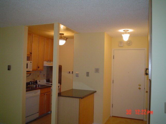 kitchen with dishwasher, refrig,oven microwav - 1 Captain Dr Unit 365