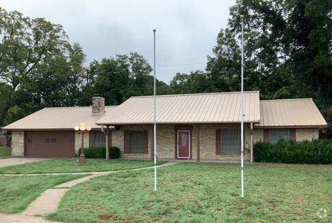 Building Photo - Spacious 4 bedroom 2 bath with lots of par... Rental