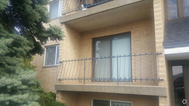 lower level (no balcony) - 4745 Magoun Ave Rental