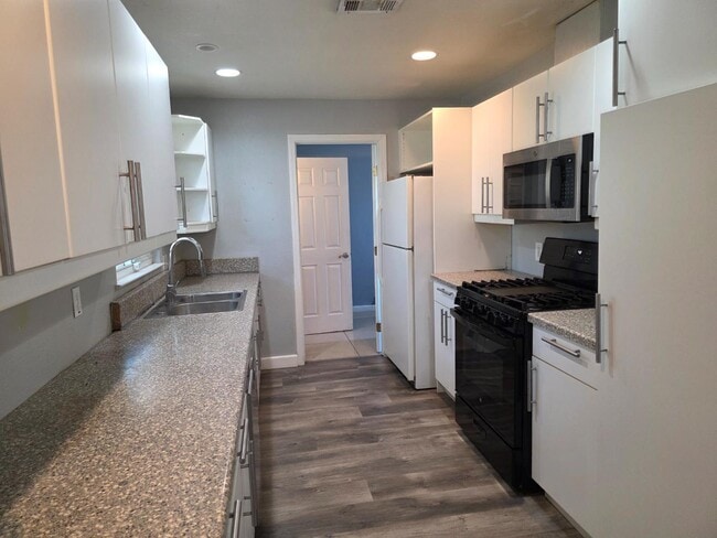 1225 W Beverly Pl