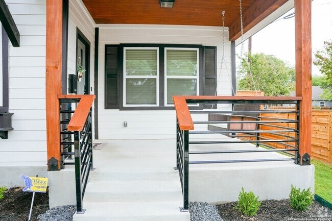 Building Photo - 1215 Lamar St Rental